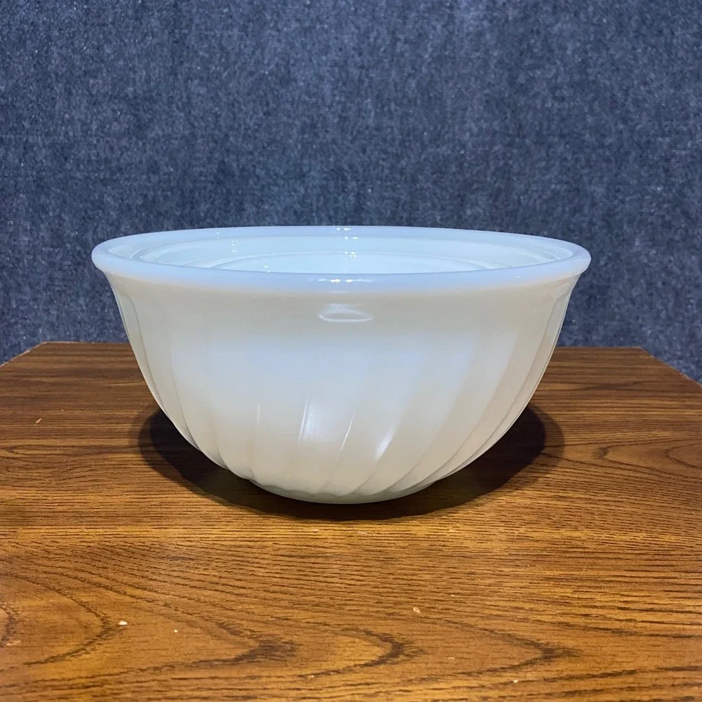 Anchor Hocking Fire-King Vintage Milk Glass Swirl‎ Nesting Mixing Bowls Set of 4